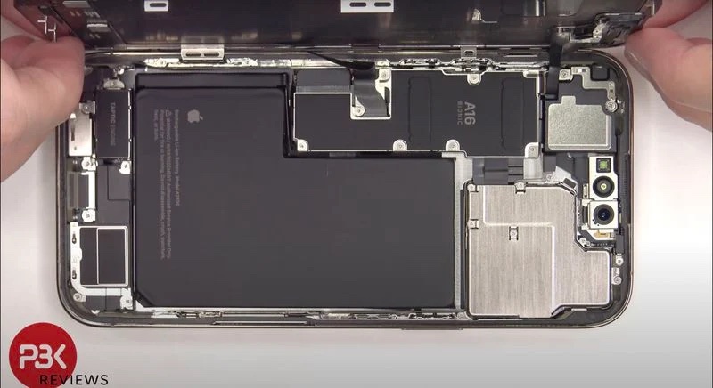 Блогер разобрал новый iPhone 14 Pro Max и показал, что изменила Apple в конструкции новых смартфонов